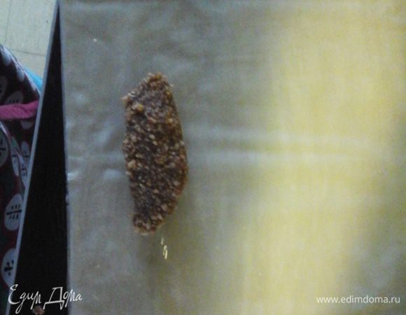 Переходим к сигарам.
Берем лист фило отрезаем небольшой квадратик смазываем топленим маслом кладем сардельку из оставшейся начинки и заварачиваем как блинчик . делаем так со всей начинкой . складиваем на протвинь швом вниз випеааем 180* 15 мин.