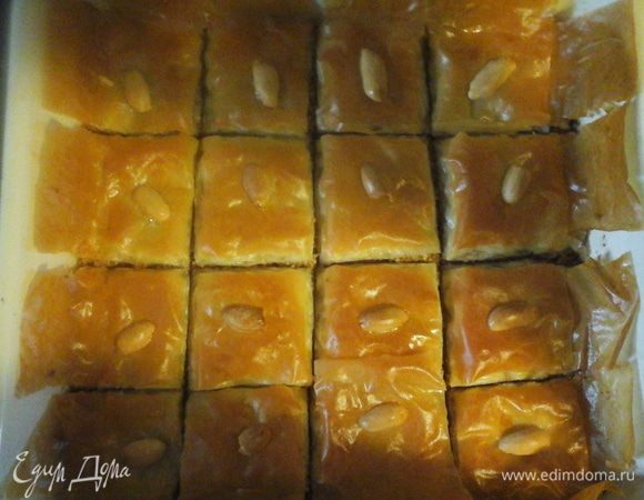 Готовые пахлаву и сигары вынимаем из духовки . сигары кладем в глубокую тарелку пока все горячее поливаем сиропом  пахлава 150 мл -сигары 50 мл (их максимум 5-6 штук ) пахлаву оставляем на всю ночь пропитатьса сигары 30 мин.