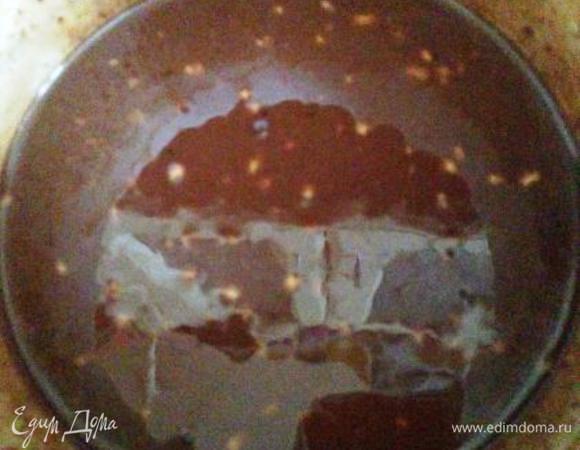 Молоко и сливки смешать, довести почти до кипения, добавить раздробленный шоколад и тщательно перемешать до полного растворения шоколада (мне попался шоколад с кусочками орехов). Добавить ванильную эссенцию, перемешать.