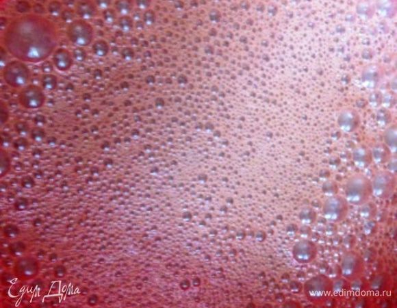 Взбить яйца, постепенно добавлять их в шоколадную смесь и перемешивать до однородного состояния. Немного взбить.