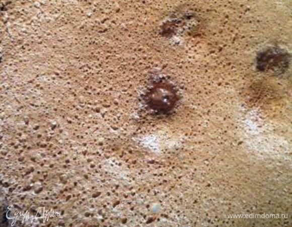 Вылить шоколадную начинку на корж и отправить в разогретую до 180-220 градусов духовку (ориентируйтесь по своей духовке) по рецепту на 30 мин. (у меня выпекался почти час) до того момента, пока начинка перестанет покачиваться (как у чизкейков).