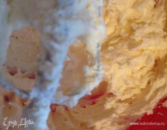 Масло взбить с сахарной пудрой, по 1-му добавить яйца.