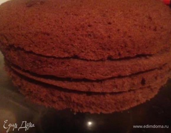 Выложить тесто в застеленную пергаментом и смазанную маслом форму и выпекать в разогретой до 180-200 градусов духовке примерно 30 мин. (до пробы на чистую палочку). 
Остудить, вынуть из формы и разрезать на 3-4 коржа.
Пропитать коржи кофе из 1 стакана воды и 4 ст.л. растворимого кофе с добавлением кофейного ликера (коньяка, рома).