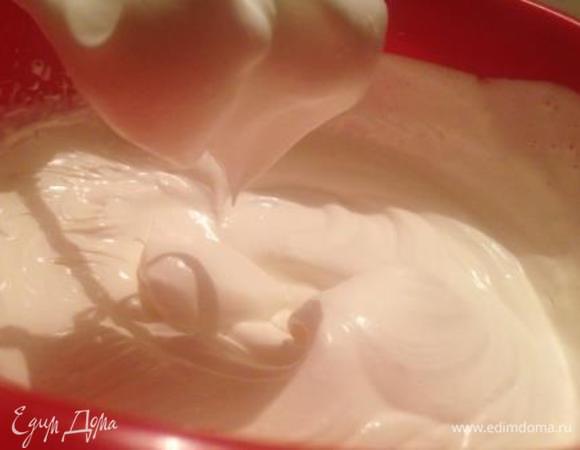 Для крема взбить сливки с половиной сахарной пудры до устойчивых пиков. Если ваши сливки не взбиваются - добавить пакетик загустителя и снова взбить.
Отдельно взбить маскарпоне со 2-й половиной сахарной пудры.
Соединить взбитые сливки и маскарпоне и еще раз взбить.
Крем должен получиться густым.
