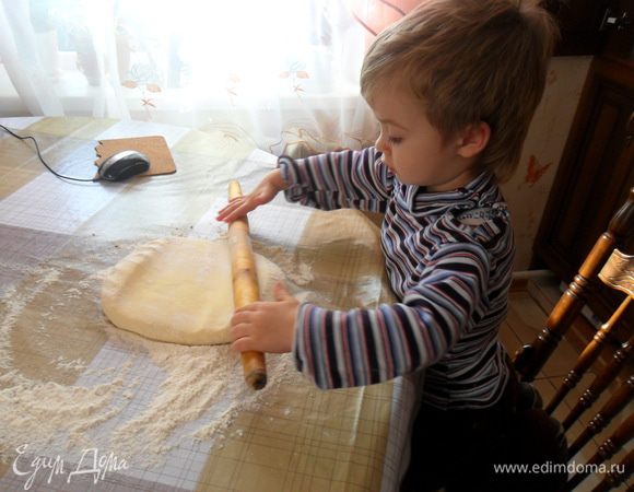 Тщательно присыпаем поверхность мукой и раскатываем тонко тесто, чем больше круг, тем больше будет завитков. Можно раскатать самой, а можно с помощью вот такого кухонного комбайна.