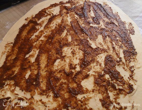 Наносим  начинку, стараемся равномерно, мне не дали.