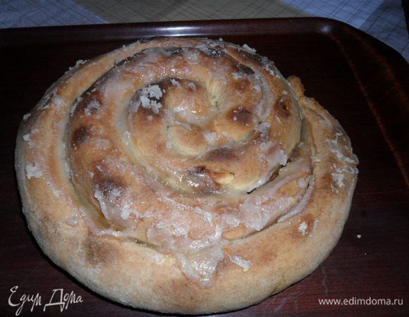 Противень застилаем пергаментной бумагой, выкладываем улитку и выпекаем 25-30 минут при 180 С. 