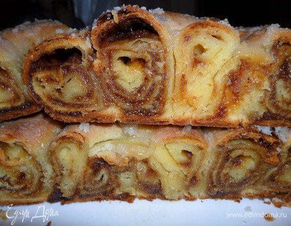 Можно 100 гр сахарной пудры смешать с лимонным соком и смазать глазурью горячую улитку. У меня сок закончился, и глазурь вышла очень густой, не смогла  хорошо намазать, но на вкус это не повлияло. Вот такая она разрезанная на половину. Угощайтесь и приятного вам чаепития!!!