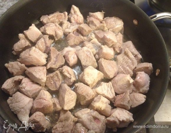 Сначала подготавливаем мясо, режем на кусочки 3-4 см и закидываем на сковороду на средний огонь. Мясо периодически помешиваем, чтобы обжарилось равномерно. Посолить (только не сильно, там будет сырок и он даст еще соли), поперчить, кориандр (можно другие специи), лавровый листочек. Люблю аромат мяса в специях!:)