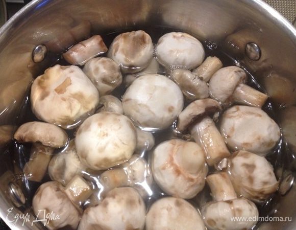 Грибочки помыть, почистить, залить кипятком, довести до кипения и варить 3-5 минут.
