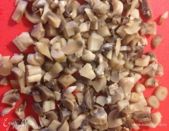 Когда грибы сварятся, слить воду, высыпать в какую-то емкость и охладеть морозилке (свежесвареные трудно резать). Затем порезать на мелкие части. 