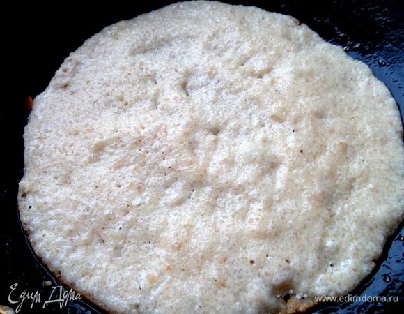 Как печь? Можно в виде оладий-по 1 столовой ложке теста брать,но мне захотелось именно больших,деревенских блинков и я брала по 3 ст.л. теста...,как раз диаметр маленькой сковородочки! На дно немного растительного масла.