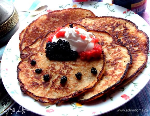 Всем известно,что в старину блины на праздник подавали с икрой,а гречишный вариант ну очень подходит именно для такой подачи)))
