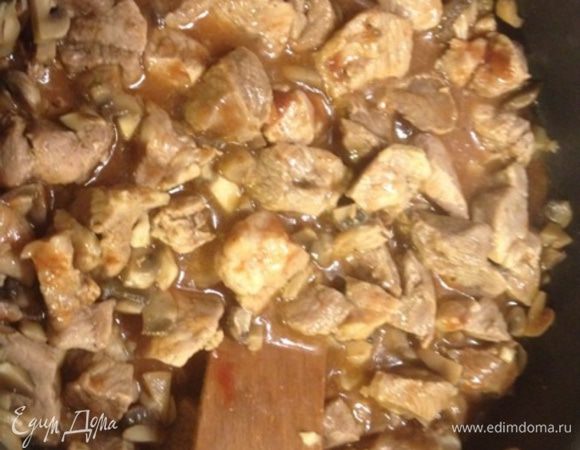 Порезанные грибы высыпаем в мясо, которое уже хорошо обжарилось. Добавляем томатный соус, хорошо перемешав. Мелко порезать чеснок (или как любите)), добавить к мясу и грибам.