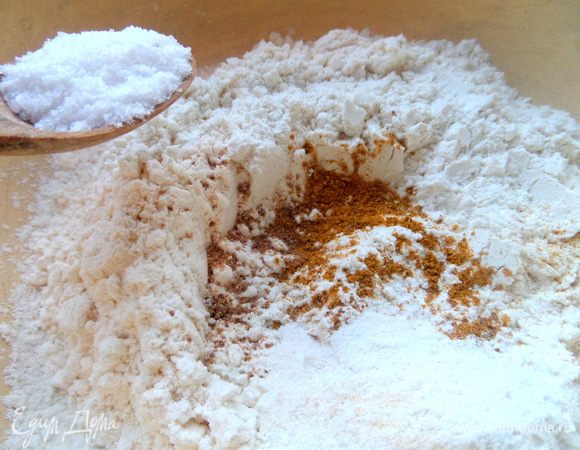 Муку смешиваем со специями,разрыхлителем и солью.