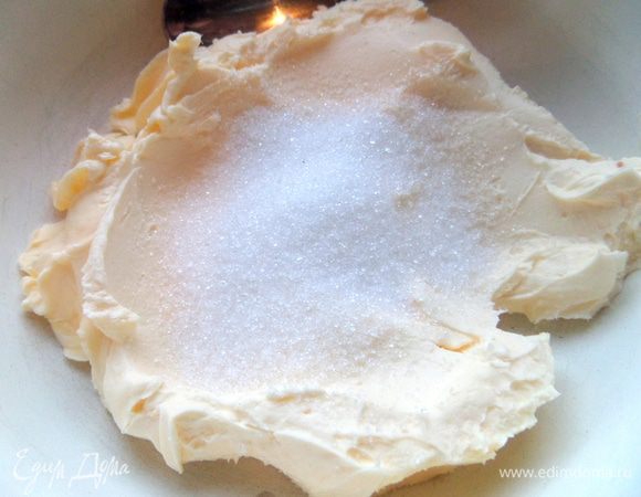 Мягкое масло растереть с сахаром.