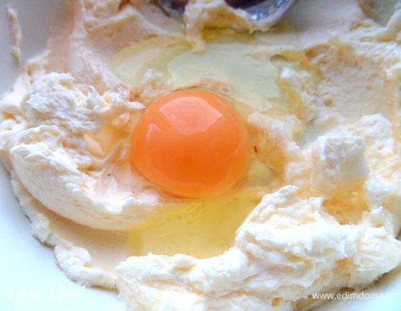 Вбиваем по одному яйца,продолжая растирать. Если крупные яйца,достаточно двух.