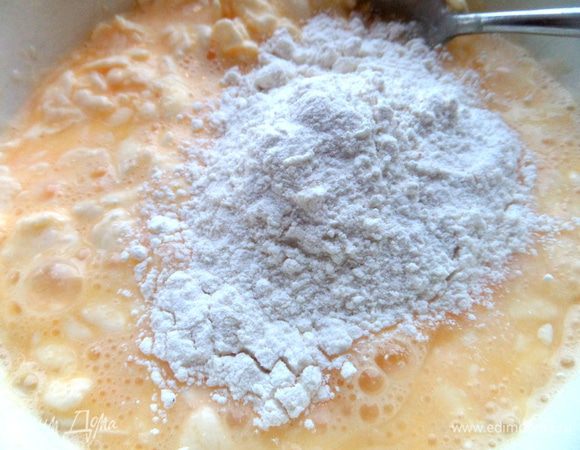 Всыпаем муку со специями.