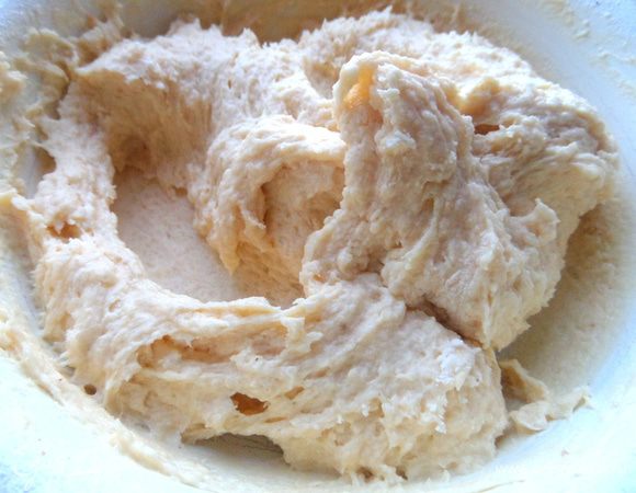 Такое приятное,податливое тесто получается! Не крутое,но и не жидкое.