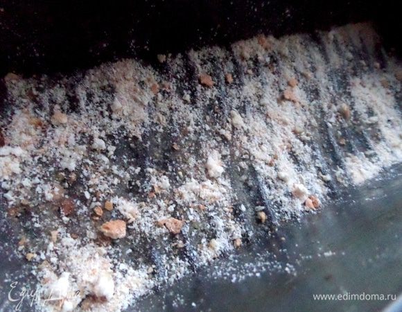 Форму "кирпичик" силиконовую (10 см на 23 см) смазала маслом и посыпала сухарями.