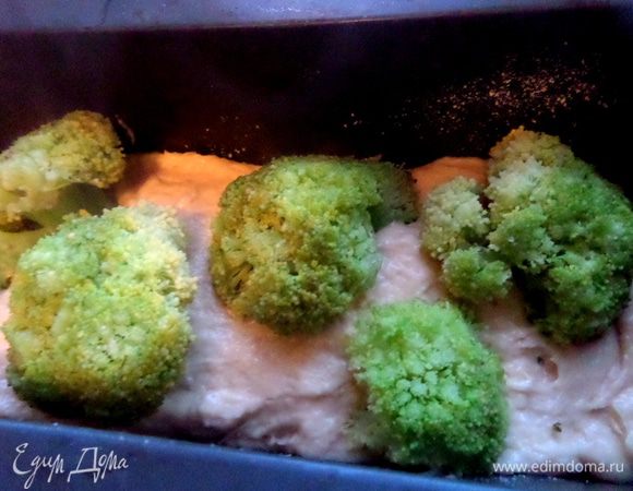 Сверху выкладываем брокколи и притопим их в тесто.