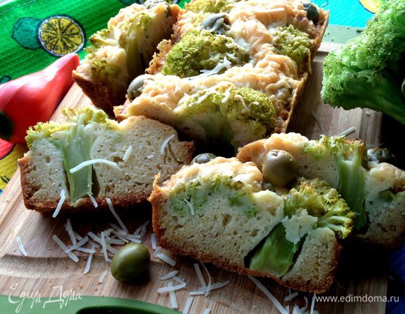 Как видите,капустка утонула полностью в тесте и если разрезать прямо по ней,получим такой интересный разрез!