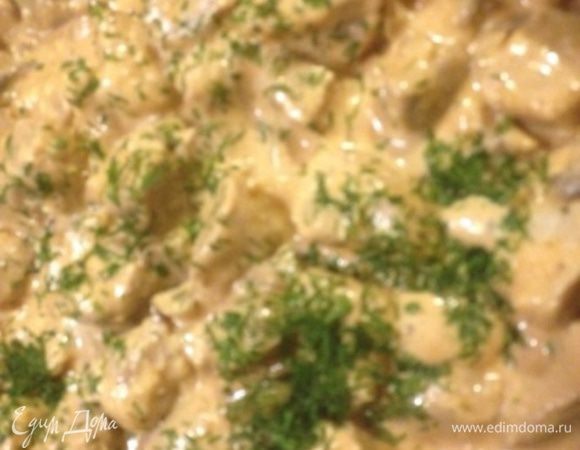 Затем выкладываем плавленый сыр и все тщательно перемешиваем.  Если жидкости маловато, добавте кипяченой воды, хорошо перемешав. Когда все хорошо перемешалось протушилось,  ложим укроп или петрушку, что любите.