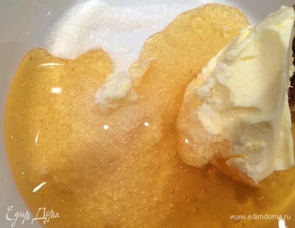 В кастрюлю положить масло, сахар и мед. Разогреть на слабом огне содержимое кастрюли, пока не растворится сахарный песок. 