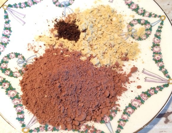 Смешать гвоздику, имбирь и корицу. 
К медовой смеси добавить какао, пряности и соль. 
Как только медовая смесь будет комнатной температуры, разбить туда куриное яйцо и все перемешать. 