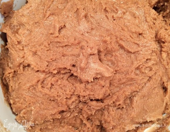 Смешать муку с разрыхлителем и добавлять понемногу к пряничной смеси. Дать тесту постоять в течение 3-4 часов. Затем перемешать тесто, чтобы оно получилось достаточно гладким. 