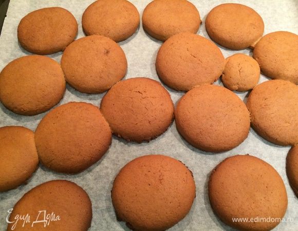 Тесто сформировать в шар, выложить между двумя листами пергамента и раскатать толщиной около 3-4 мм. Вырезать фигурки при помощи формочек (я использовала кофейную чашку). Излишки теста опять раскатать и вырезать пряники до тех пор, пока не закончится все тесто.
Выпекать имбирные пряники не более 15 минут при температуре 180-190°C. 