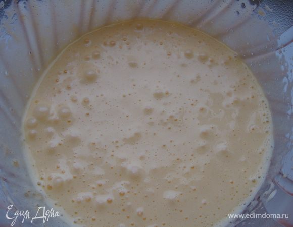 Желтки взобьем со 150 граммами сахара.