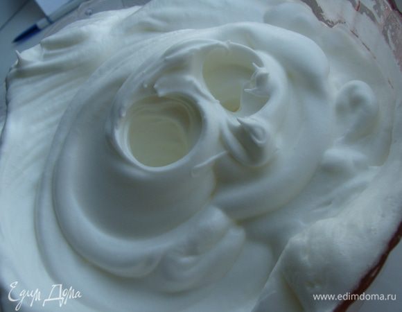 Белки взобьем со 100 граммами сахара в крепкую пену.