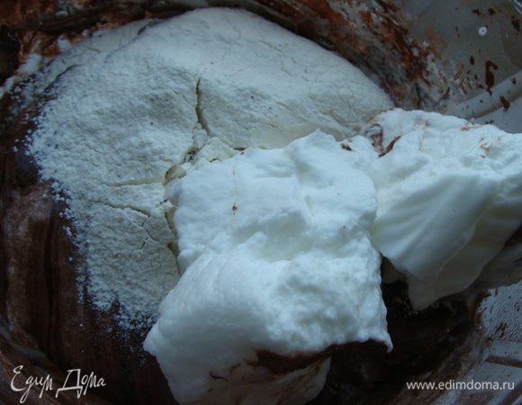 Частями добавляем муку и белки, аккуратно перемешивая снизу вверх.