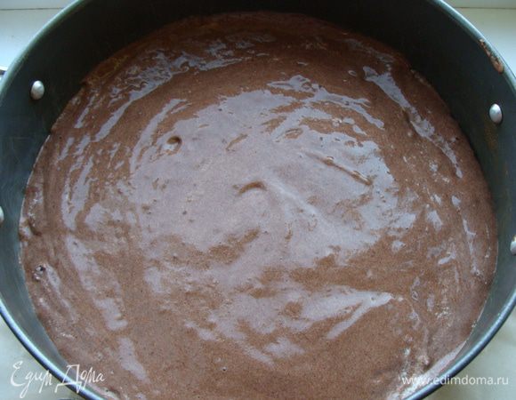 3 часть теста выливаем в форму, застеленную пергаментом. Ставим в разогретую до 180 гр. духовку, выпекаем 15 минут. 