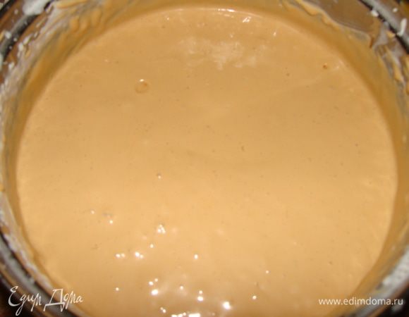 Приготовим первый крем. Для этого желатин замочим в воде, дадим набухнуть 10 минут. Затем поместим его в 50 мл сливок и подогреем, чтобы растворился желатин, но не кипятим. Сливки взобьем до густого состояния, добавим сгущенное молоко, затем взбивая всю массу тонкой струйкой вольем сливки с желатином, постоянно взбивая!!! 
Здесь у меня вышла ошибка. Я давно не работала со сливками, и я влила желатин в холодные сливки, он сразу же застыл комками, поэтому крем стал жидким потом. Поэтому можно вместо сливок использовать сливочное масло (150 гр). Взбить размягченное масло со сгущенным молоком. И готово!