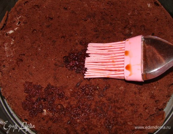 Приготовим пропитку для коржей. Сварим натуральный кофе. Процедим. Добавим сахар и коньяк. Собираем торт, пропитывая кофейным сиропом и намазывая кремом. Можно собирать в разъемной форме в случае со сливочным кремом.