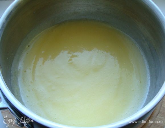 Приготовим второй крем. Для этого желтки разотрем с сахаром и крахмалом. Сливки нагреем и вольем в желтковую массу постоянно помешивая венчиком. Вернем на огонь и доведем до кипения, взбивая венчиком. Остудим до комнатной температуры. Добавим оставшийся кофейный сироп, коньяк, можно добавить 0,5 ч.л. растворимого кофе для более яркого запаха.