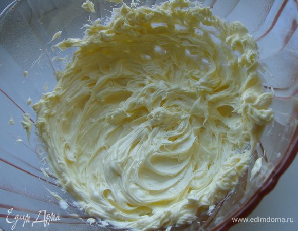 Размягченное сливочное масло взобьем миксером.