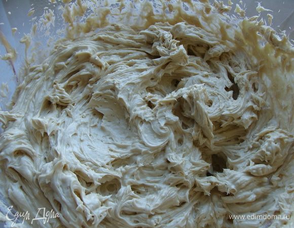 Тонкой струйкой, не прекращая взбивания, выльем сироп в масло. Вкуснейший, нежный, кофейный крем готов!!!! Его получается много. Где-то третья часть крема у меня осталась. Его можно использовать для прослойки печенек, или просто намазывать на батон к утреннему завтраку...