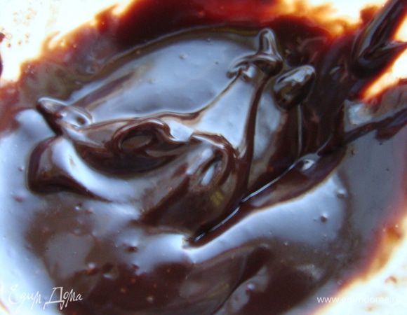 Шоколадный топпинг для надписей и узоров. Отлично ложится на торт!!!!
Поместим в стеклянную посуду сливки и шоколад. Нагреем в микроволновке 1 минуту. Размешаем. Готово!!!!