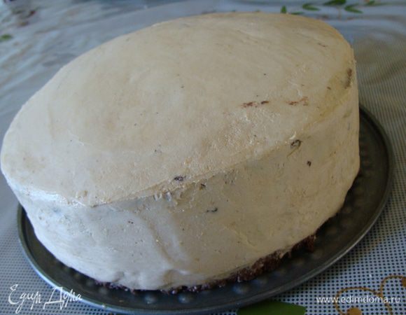 Обмажем масляным кремом торт.