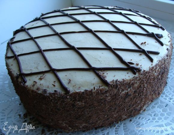 20 грамм шоколада натрем на крупной терке, обсыпем бока торта. Топпинг поместим в корнетик, нанесем узор.