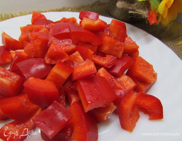Болгарский перец порезать крупными кубиками.