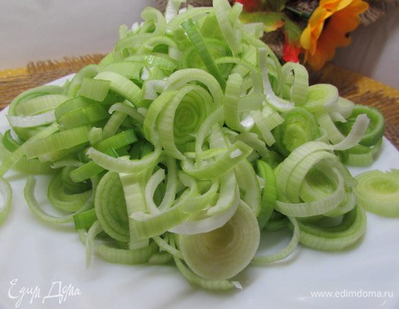 Кольцами порезать лук-порей (можно заменить на репчатый).