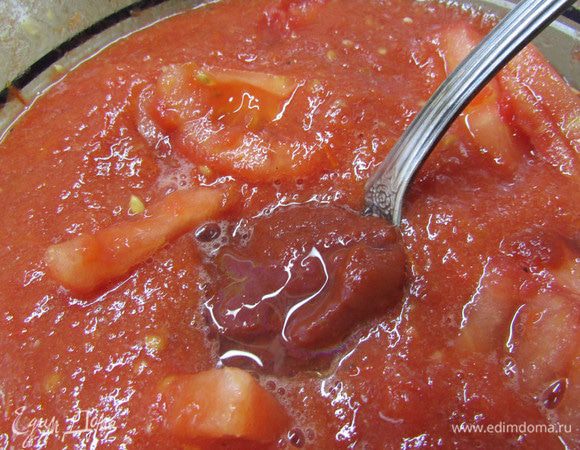 С помидоров в собственном соку снять кожицу, пюрировать с помощью погружного блендера. Добавить 1 ст. л. томатной пасты и свежие помидоры.