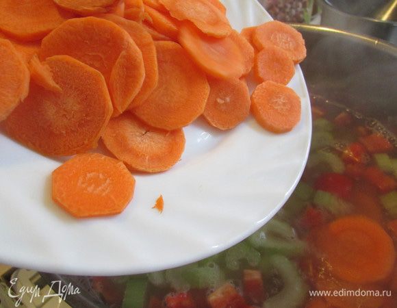 Добавить морковь и варить 5-7 минут.