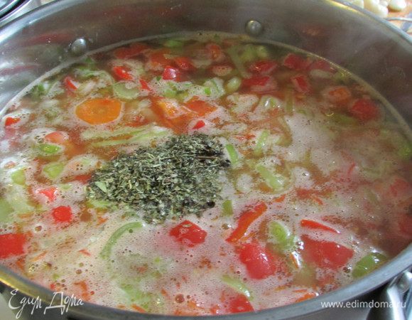 Только после этого посолить, добавить свежемолотый черный перец, 1 ст. л. сахара и сухие травки. Варить еще 7 минут. Накрыть крышкой и дать настояться 15 минут.