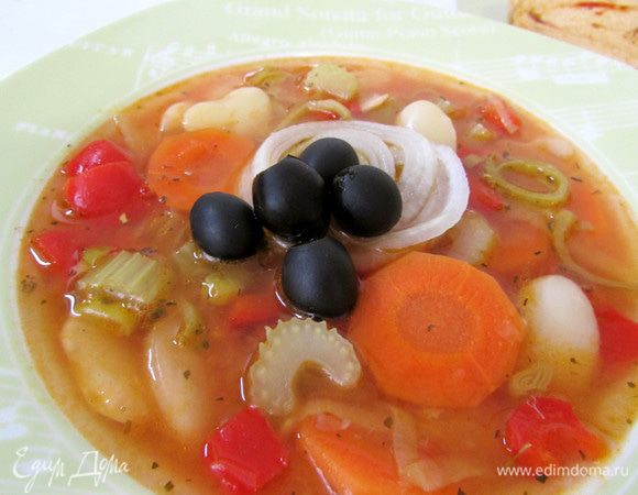 Фасоладу подавать с маринованным луком, свежим хлебом и оливками.
Приятного аппетита!
