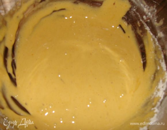 Желтки взбить с сахаром (100 гр). Добавить мед. Всыпать 3 часть муки, перемешать.